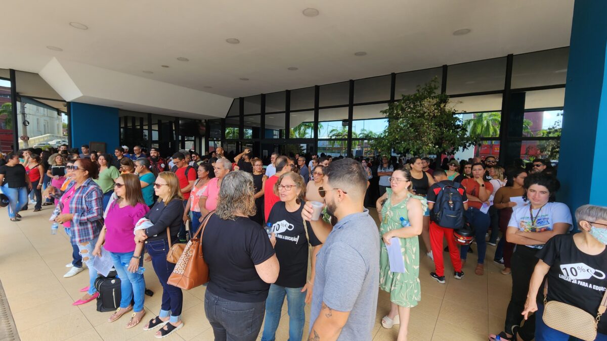 Servidores Da Educa O Lotam Entrada Da Aleac Pedindo Que Governo