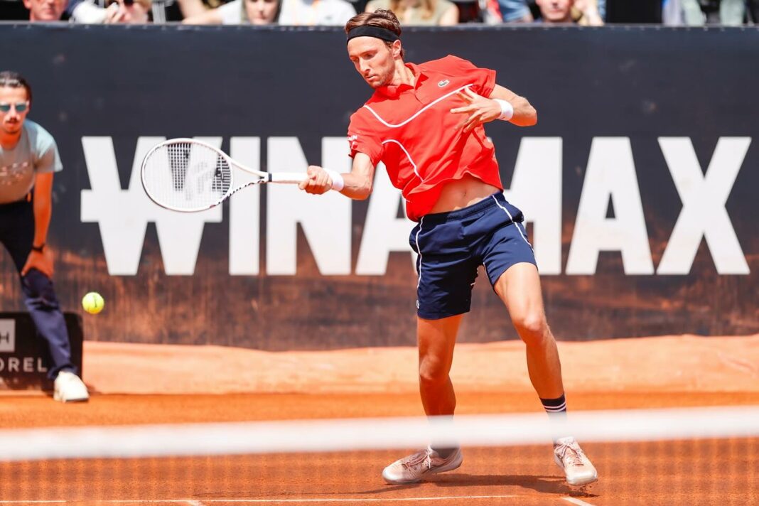 tres-franceses-vao-as-quartas-em-lyon,-humbert-cai