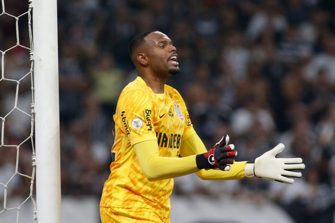 corinthians-deve-perder-goleiro-apos-diminuir-valor-de-multa,-entenda