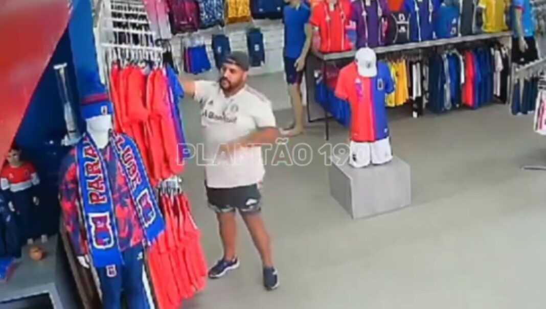 video:-homem-e-flagrado-colocando-17-camisas-do-parana-dentro-do-short