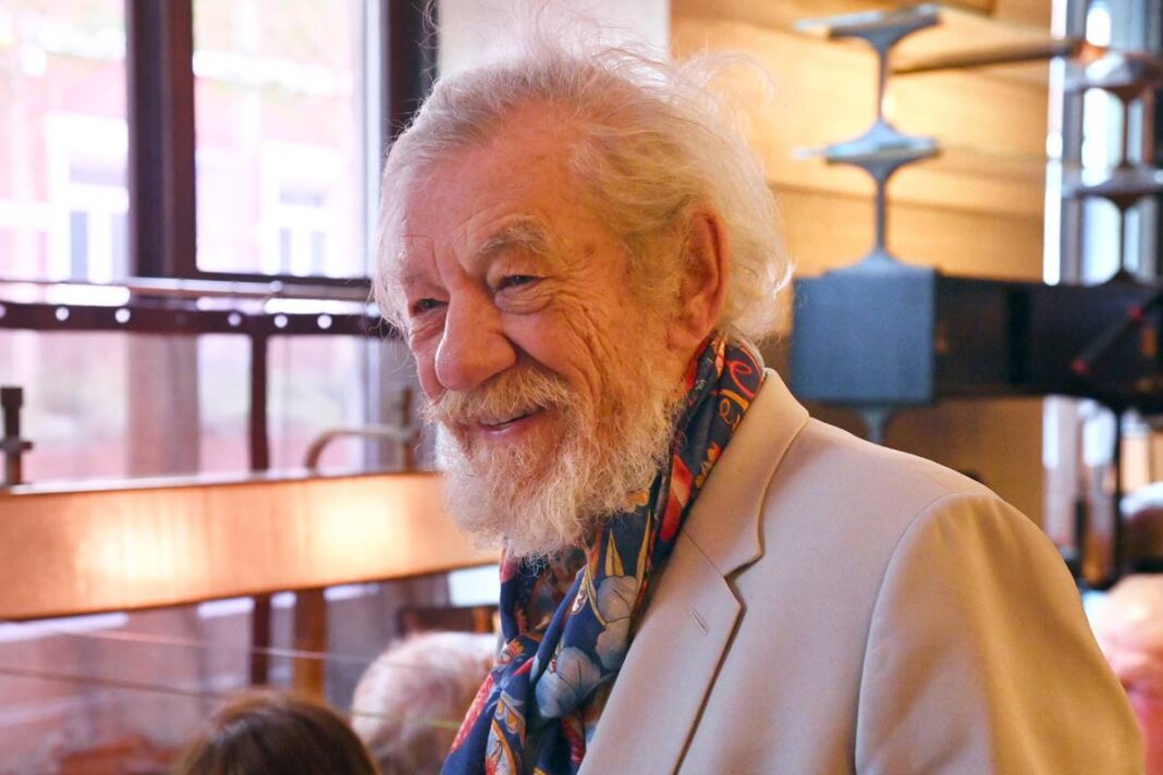 aos-85-anos,-sir-ian-mckellen-deixa-temporada-de-peca-apos-queda