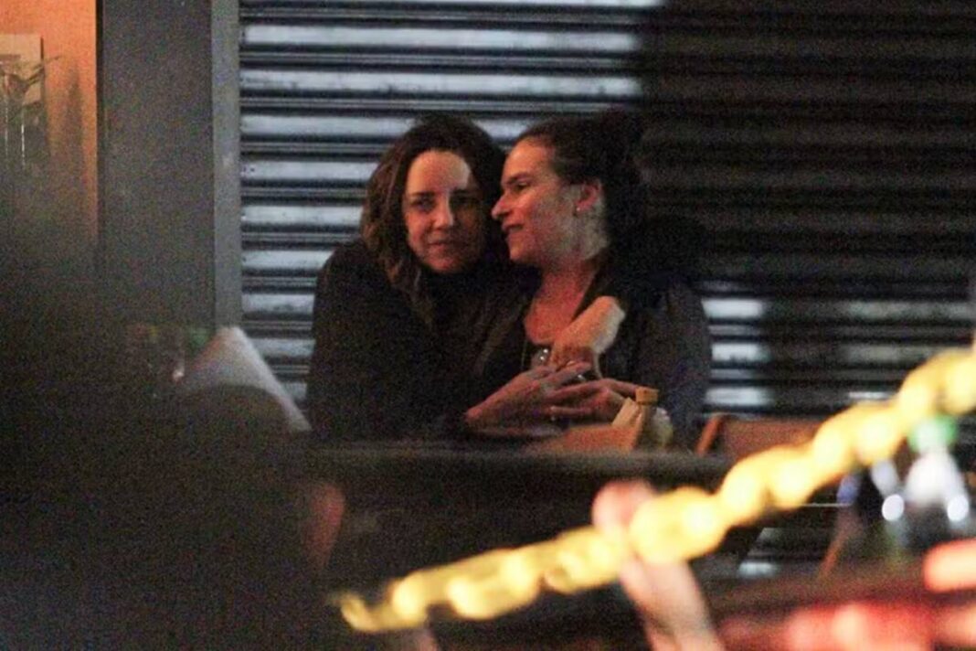ana-carolina-e-clicada-em-clima-de-romance-com-a-namorada