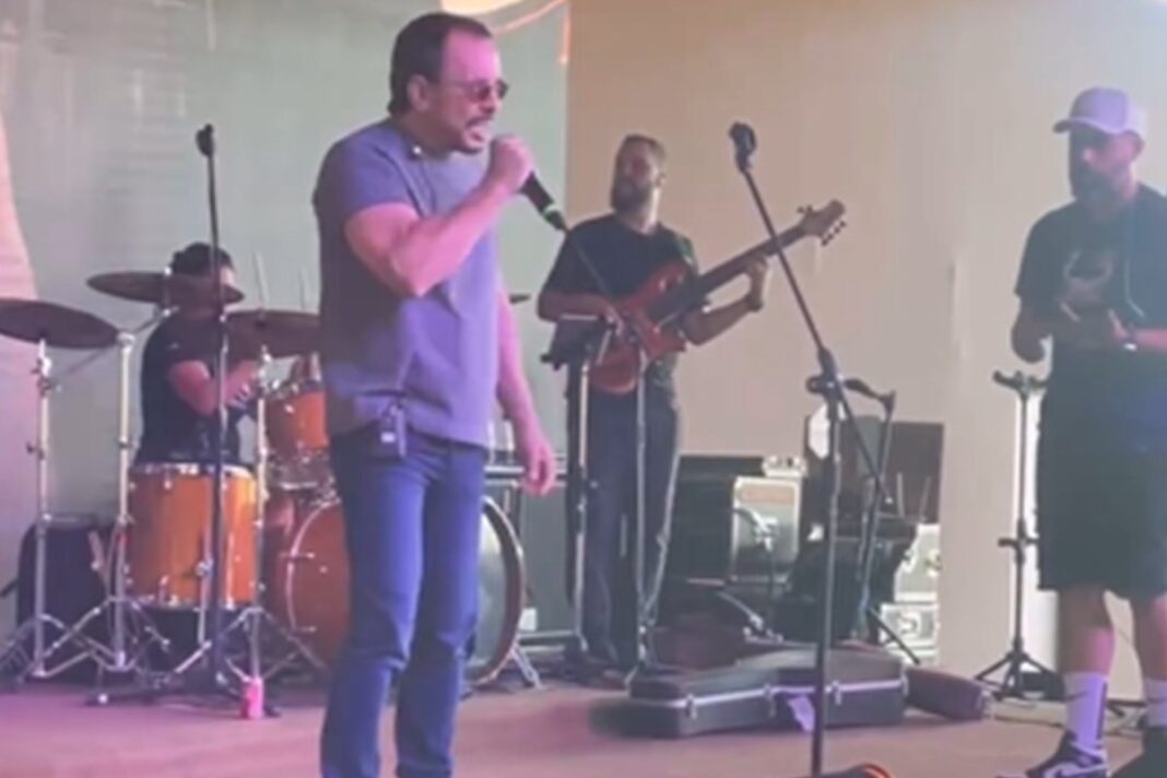 ralf-faz-primeiro-show-apos-a-morte-de-chrystian,-seu-irmao-e-ex-dupla