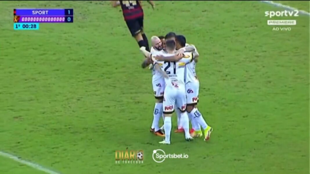video:-jogador-do-sport-faz-gol-contra-bizarro-na-serie-b