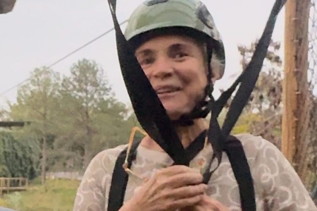 regina-duarte-se-diverte-em-tirolesa-com-os-netos:-“que-delicia”