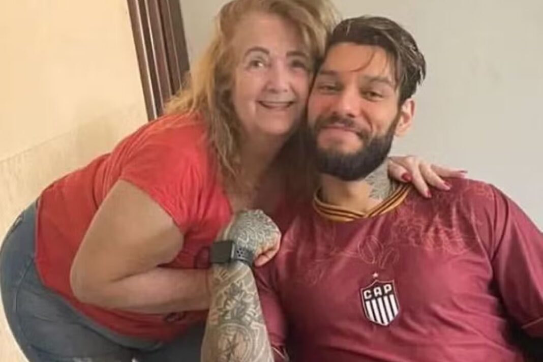 aos-78,-avo-de-lucas-lucco-posa-de-fio-dental-e-reclama-de-censura