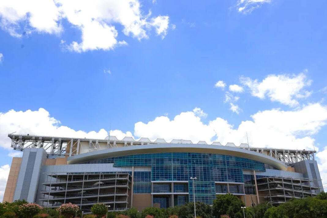 estadio-de-time-da-nfl-e-danificado-apos-passagem-do-furacao-beryl