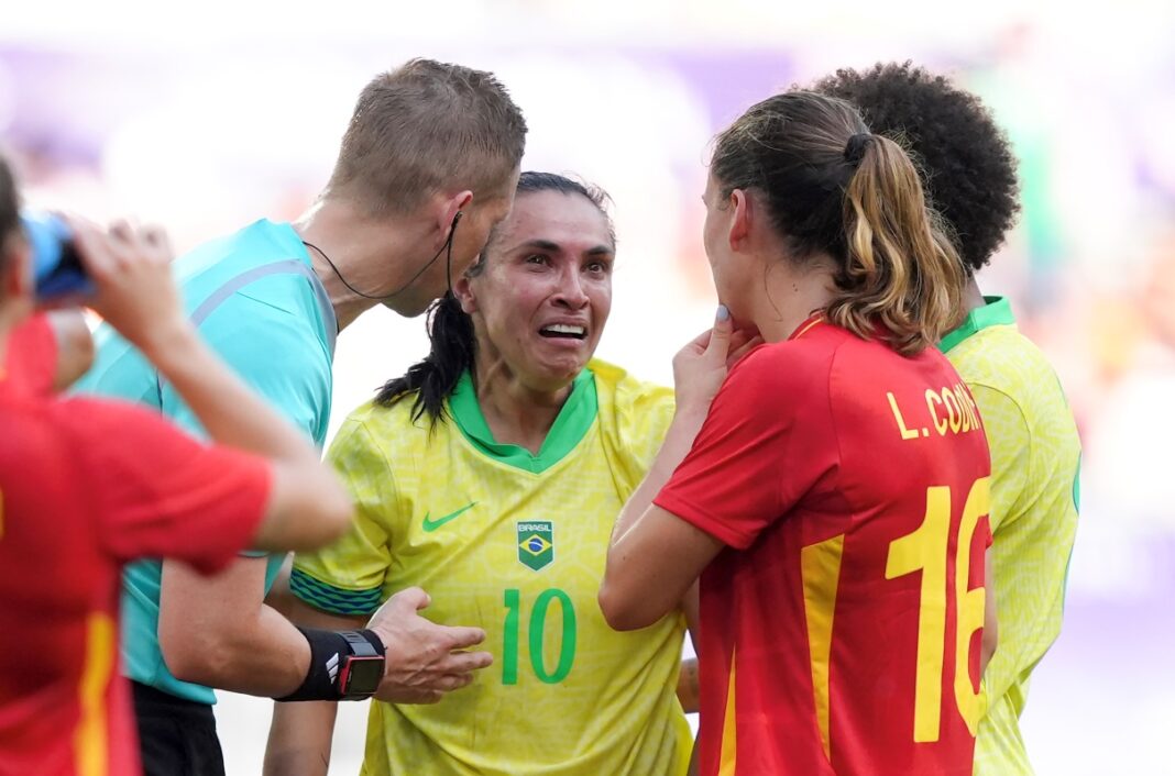 video:-marta-e-expulsa-em-jogo-decisivo-contra-espanha-e-cai-no-choro