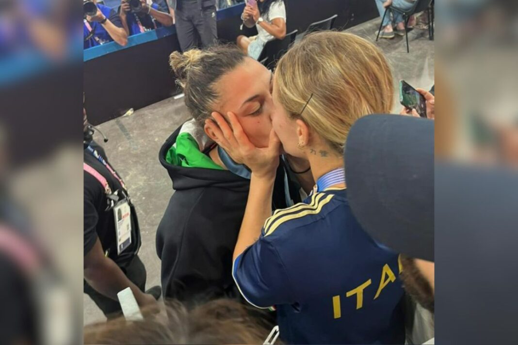 video:-italiana-celebra-ouro-com-beijo-em-namorada-brasileira-em-paris