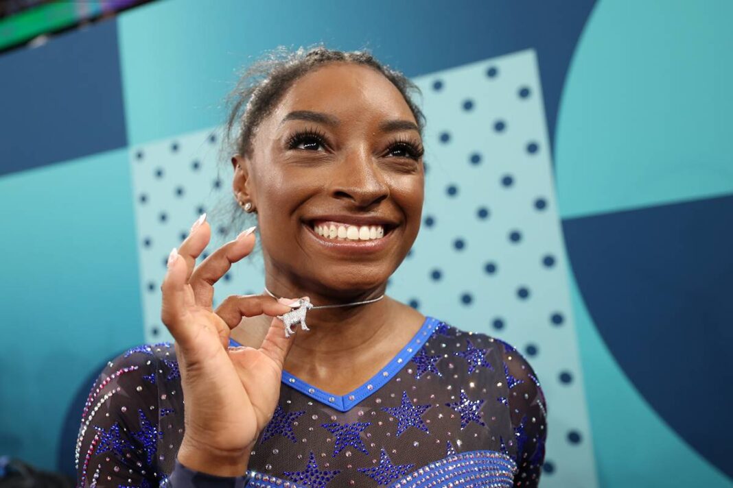 entenda-o-pingente-de-bode-usado-por-simone-biles-apos-final-olimpica