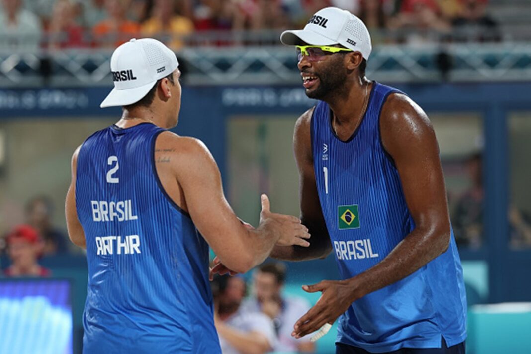 brasil-domina-holanda-e-vai-as-quartas-do-volei-de-praia-em-paris