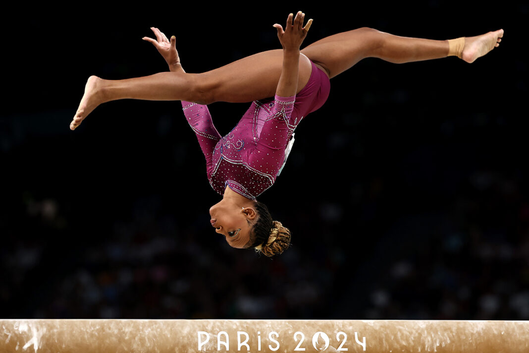 rebeca-andrade-e-simone-biles-ficam-fora-do-podio-na-trave
