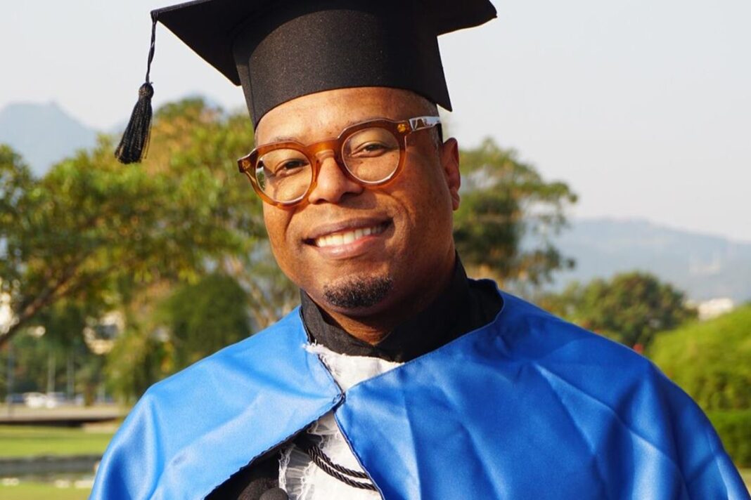 cantor-buchecha-comemora-formatura-na-faculdade-aos-49-anos