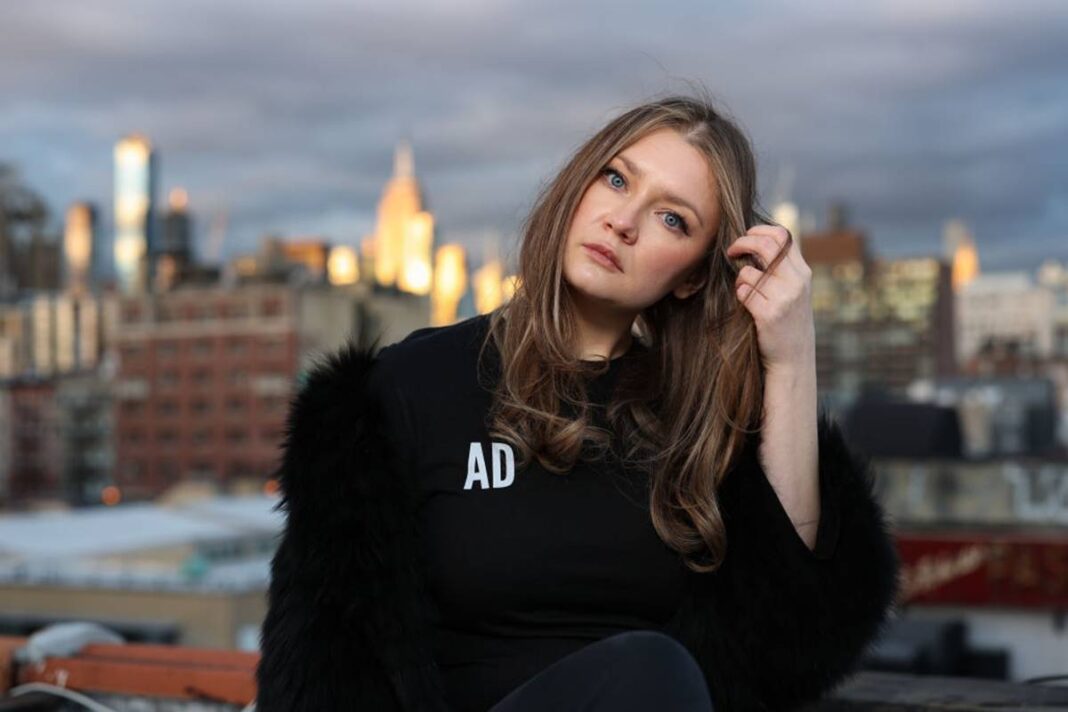 anna-delvey,-“golpista-da-netflix”,-e-escalada-em-programa-de-danca