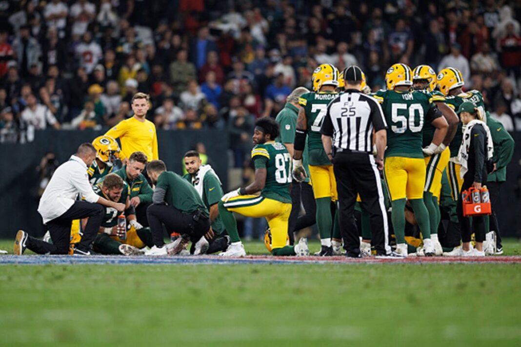 video:-jogador-da-nfl-vomita-na-bola-em-partida-entre-packers-e-colts