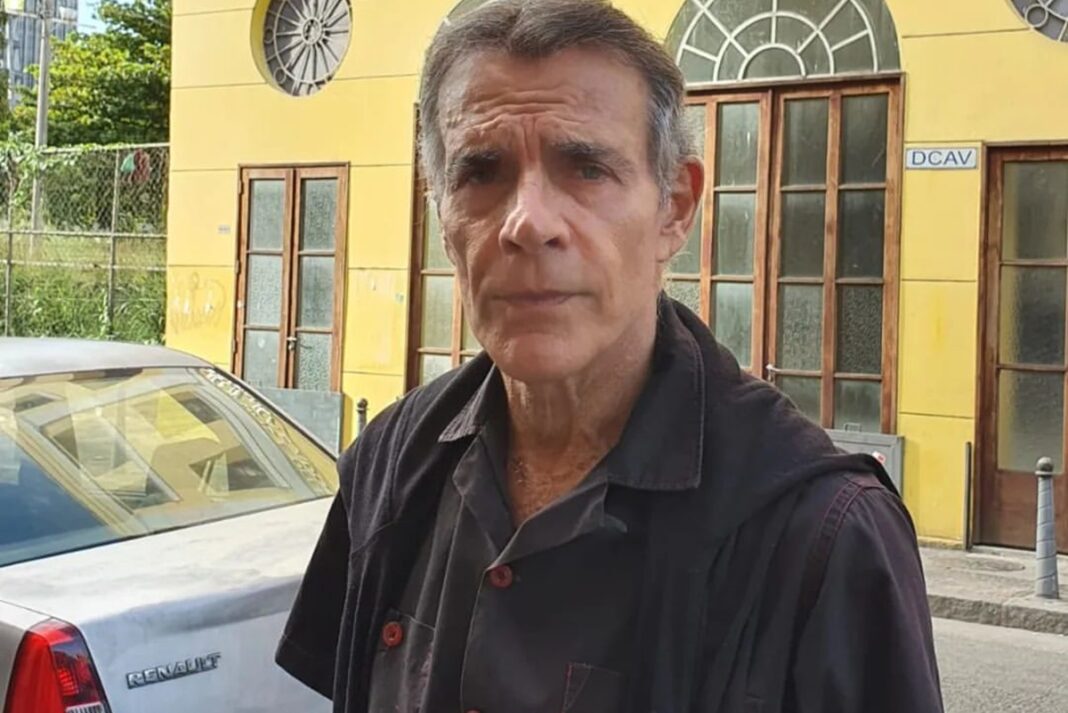 fotos:-mansao-de-mario-gomes-tem-entulhos-espalhados-e-mato-alto