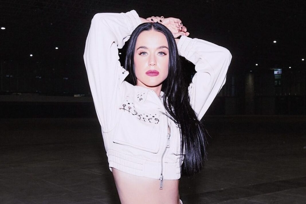 video:-katy-perry-distribui-pizza-na-porta-do-copacabana-palace