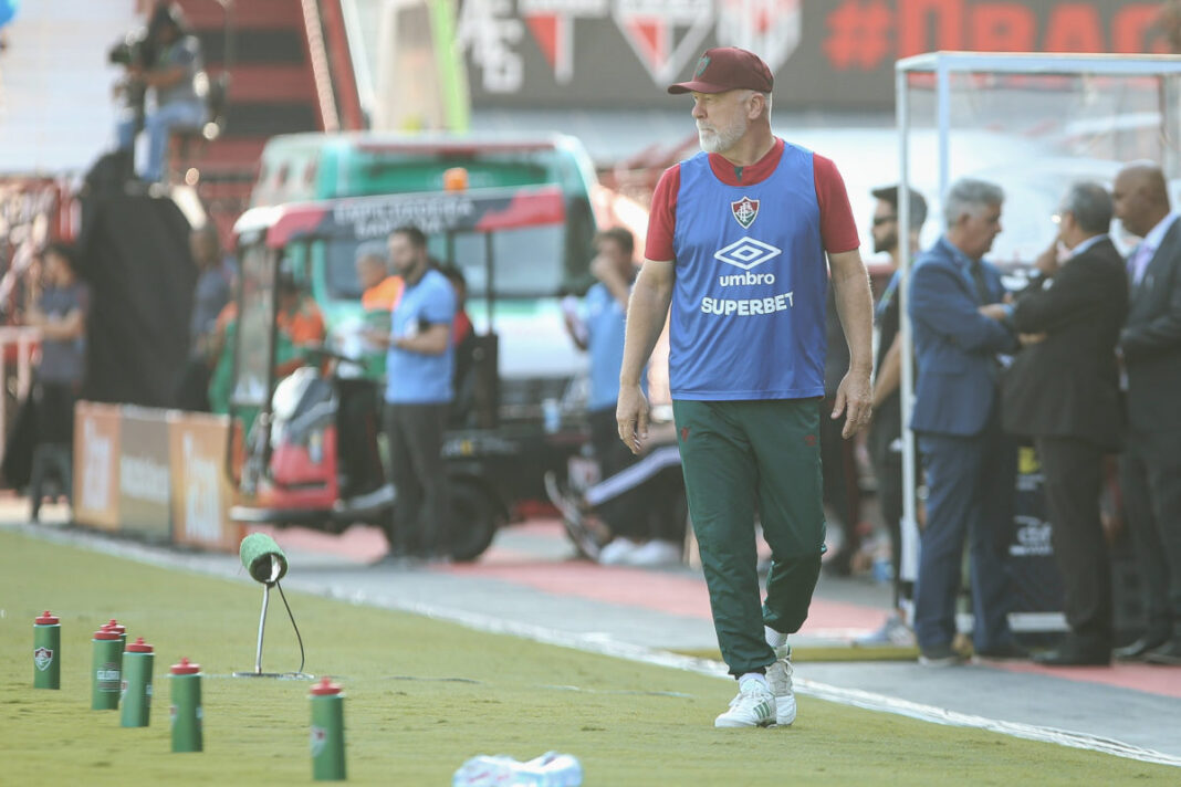mano-menezes-aponta-rendimento-baixo-do-fluminense-e-critica-arbitro