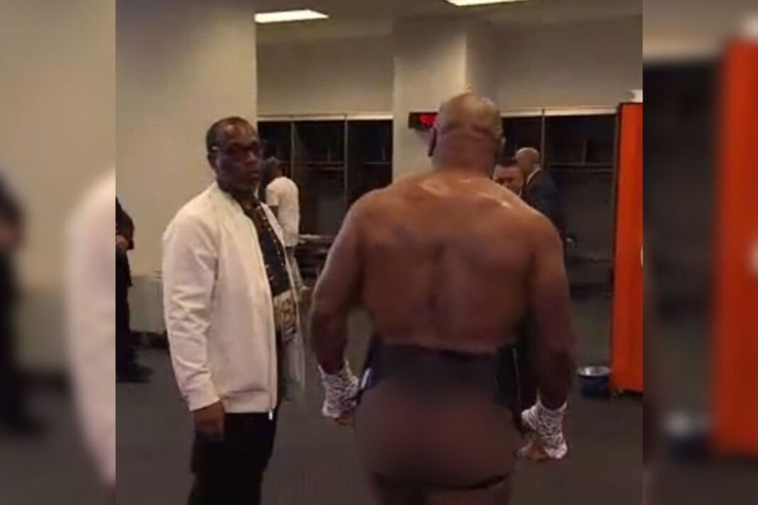transmissao-mostra-bunda-de-mike-tyson-antes-de-luta-com-jake-paul