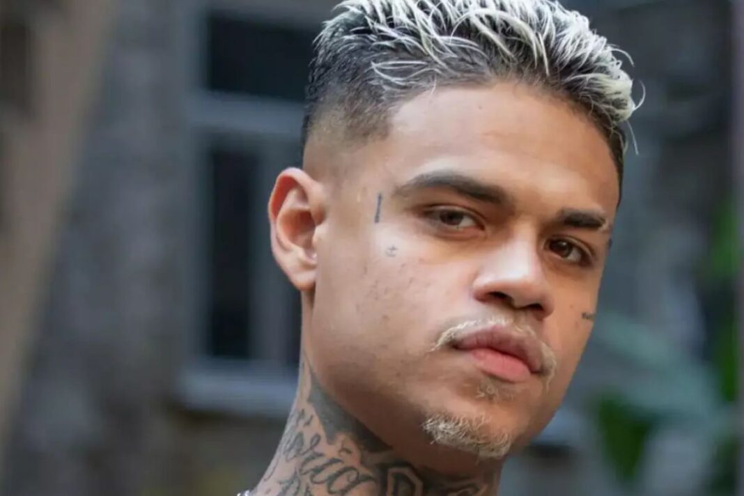 mc-cabelinho-encerra-boatos-e-surge-aos-beijos-na-web:-veja-quem-e