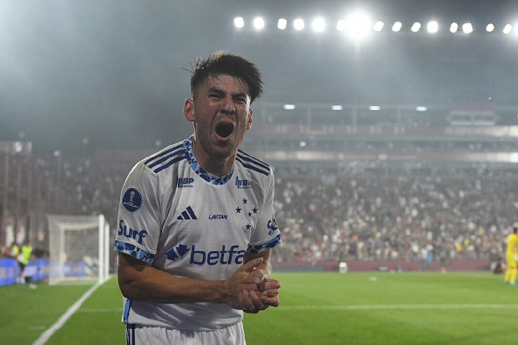 cruzeiro-anuncia-compra-em-definitivo-de-zagueiro-argentino
