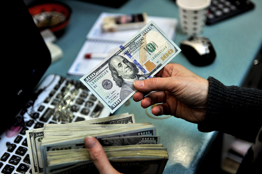 apos-leiloes-do-bc,-dolar-comeca-a-recuar-e-encosta-nos-r$-6,04