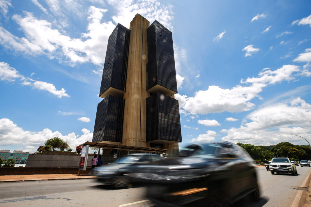 contas-externas-fecham-2024-com-deficit-de-us$-56-bi,-maior-desde-2019