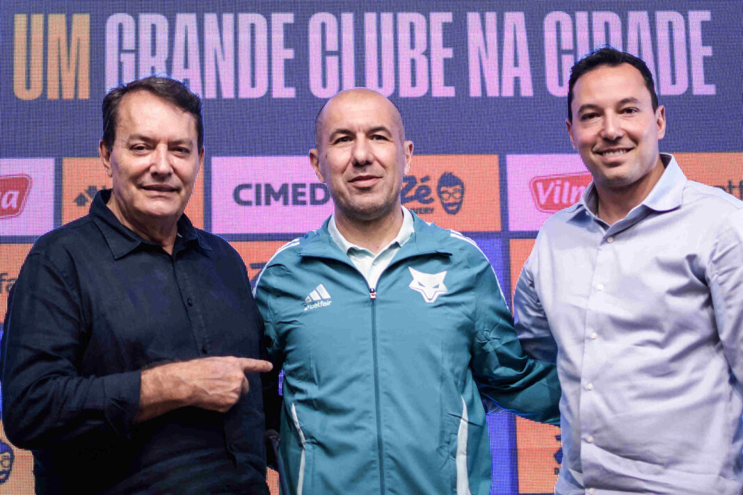 tecnico-leonardo-jardim-e-apresentado-no-cruzeiro