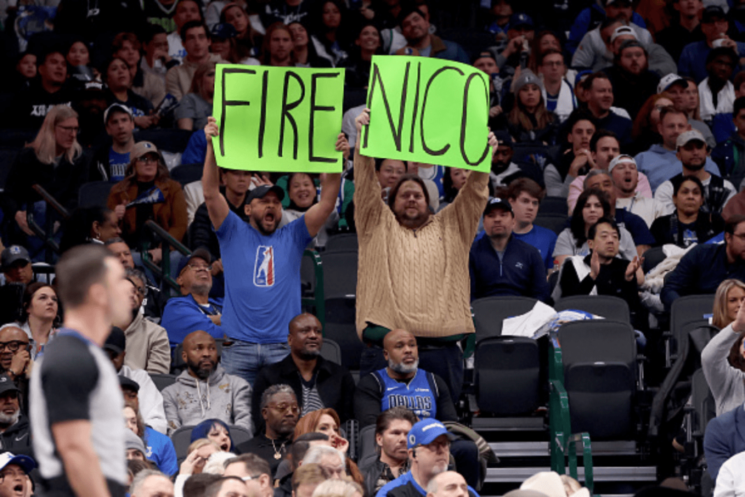 torcedores-dos-mavs-sao-expulsos-de-jogo-por-protesto-contra-dirigente